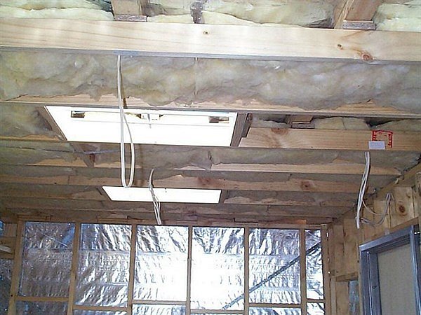 084-Insulating-the-ceiling-01.jpg